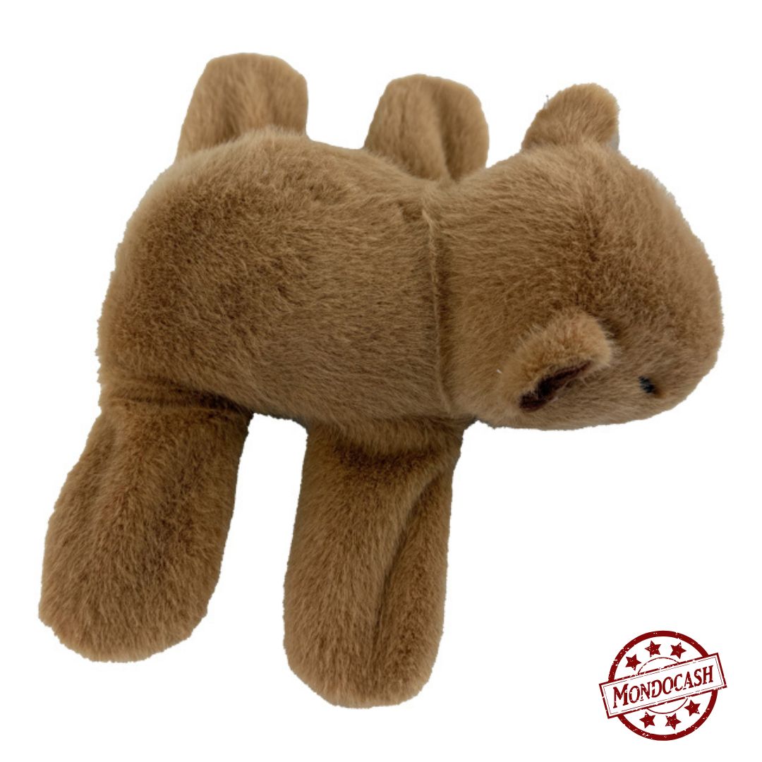 Peluche capybara de couleur marron à accrocher à son bras grâce au bracelet slap