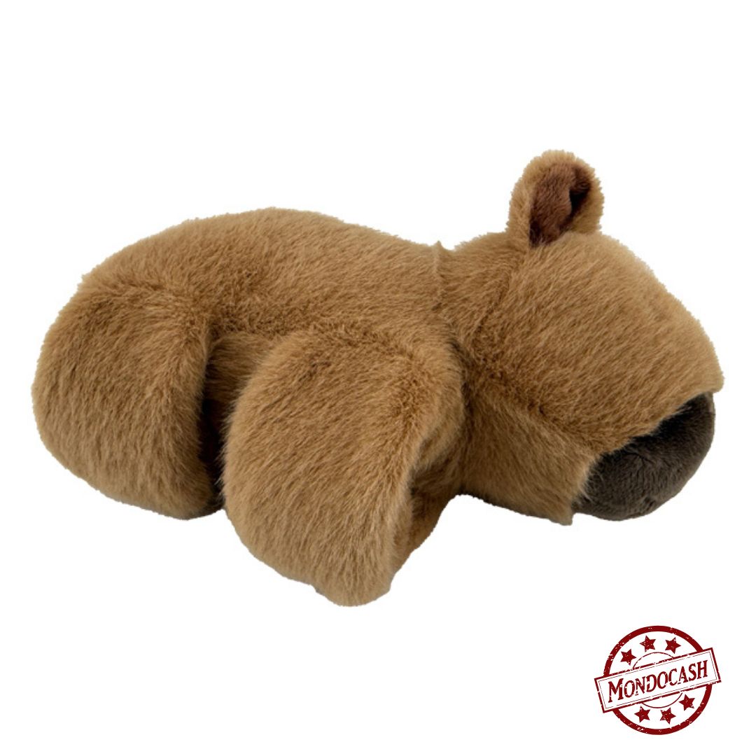 Peluche capybara de couleur marron à accrocher à son bras grâce au bracelet slap