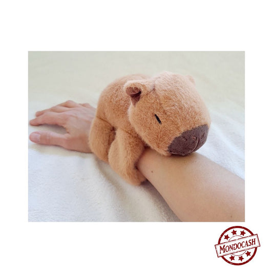 Peluche capybara de couleur marron à accrocher à son bras grâce au bracelet slap