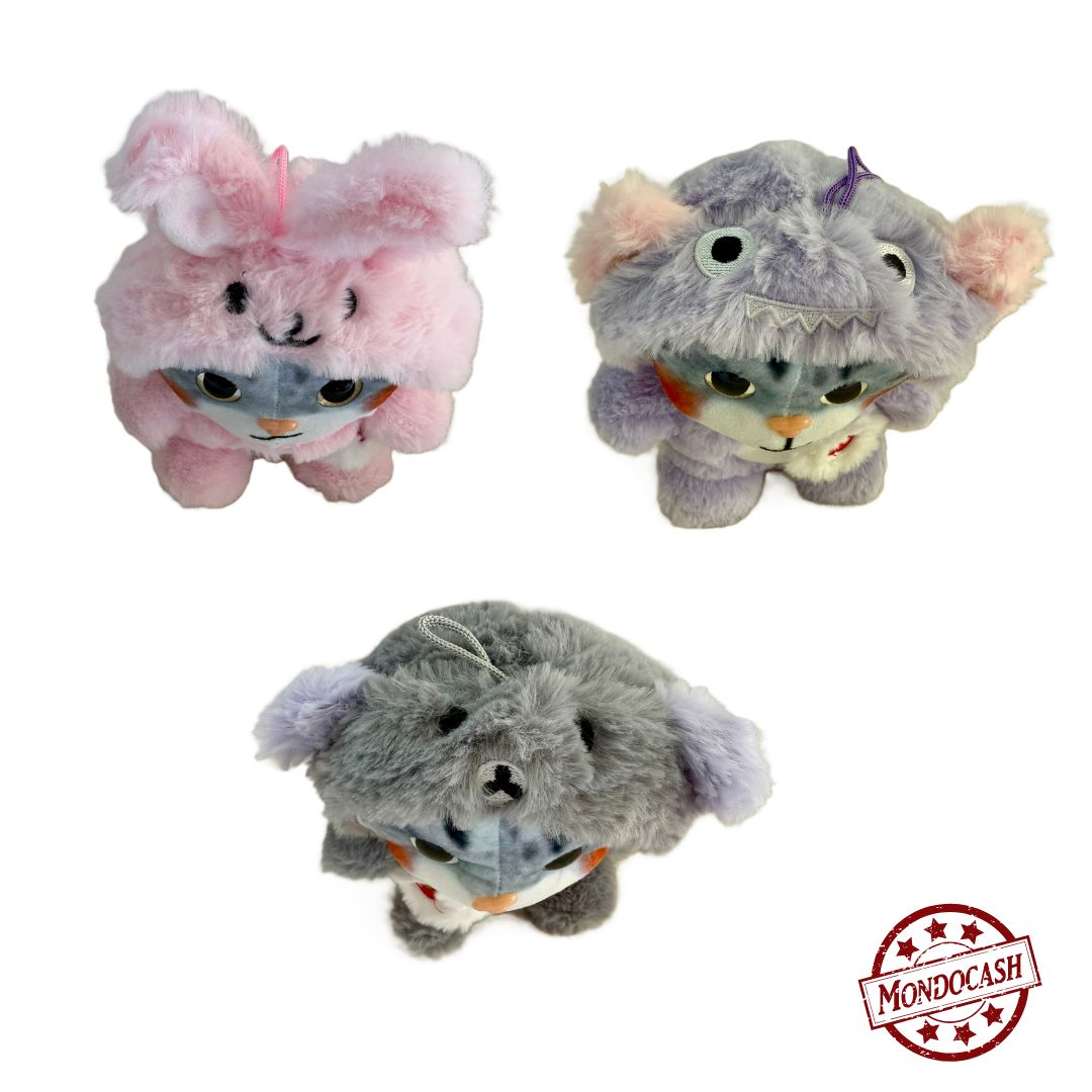 Peluche chat avec un pyjama tout doux avec une capuche et une tête de lapin, d'ours, ou de petit monstre et un sac en bandoulière