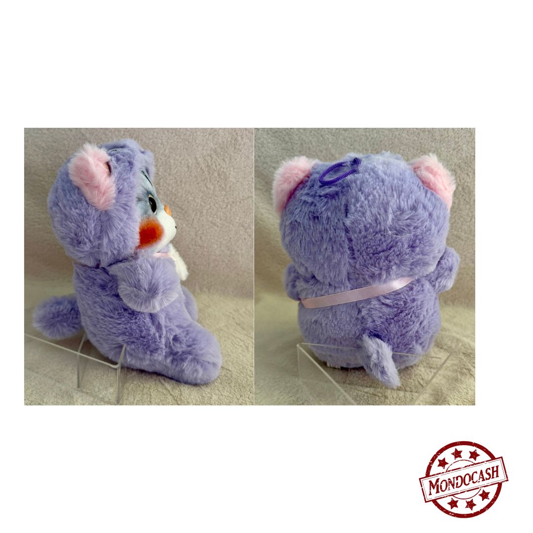 Peluche chat avec un pyjama tout doux avec une capuche et une tête de lapin, d'ours, ou de petit monstre et un sac en bandoulière