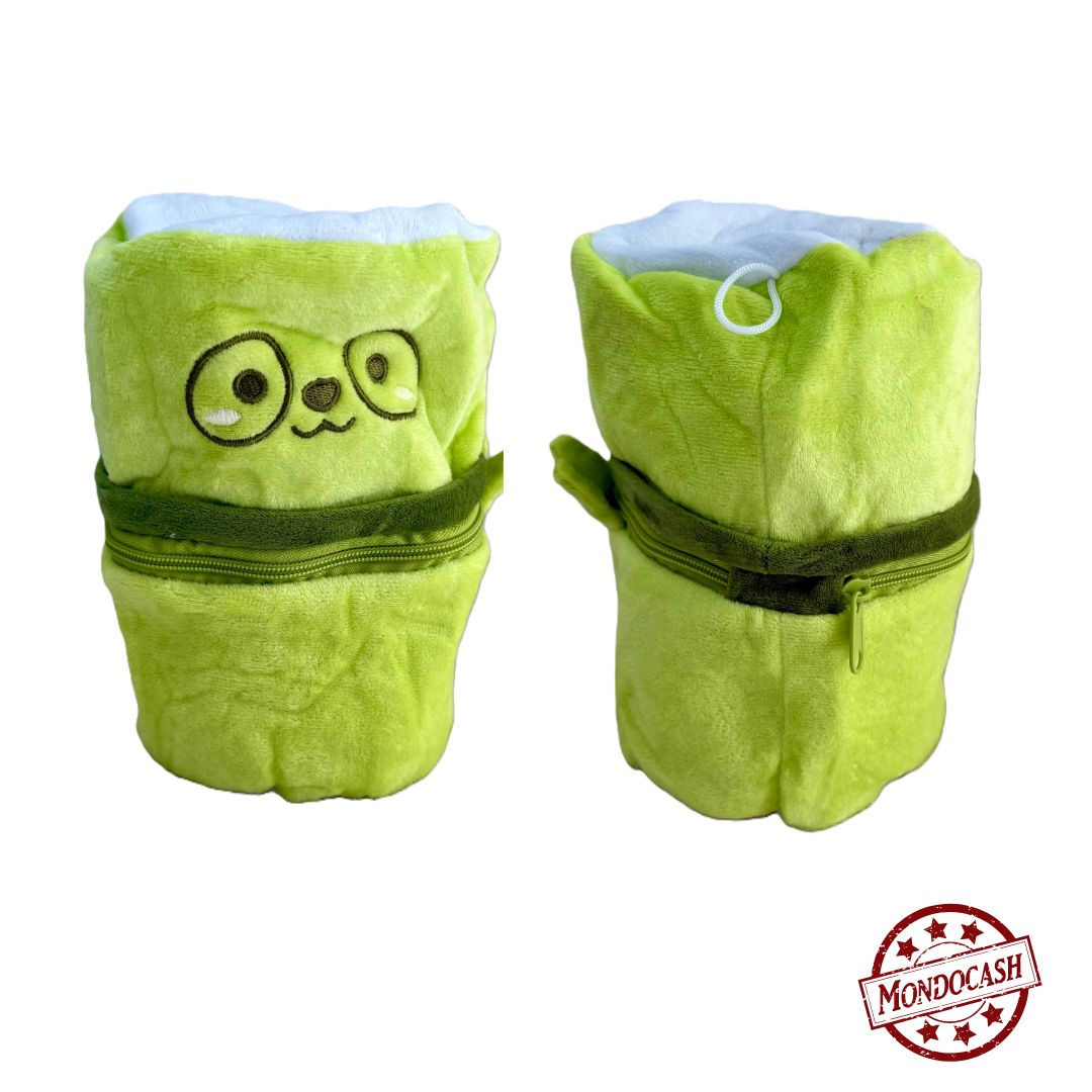 Peluche panda assis dans un sac de couleur vert qui se ferme avec une fermeture éclaire