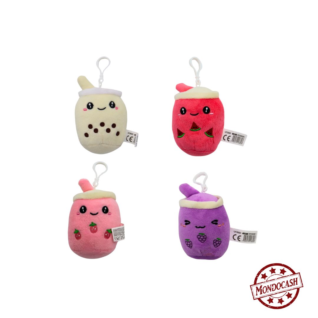 Peluche bubble tea kawaï avec un porte clé en plastique, de couleurs, rose clair, rose bonbon, violet clair et crème. Sur chaque bubble tea il y a une broderie de fruit sur une face