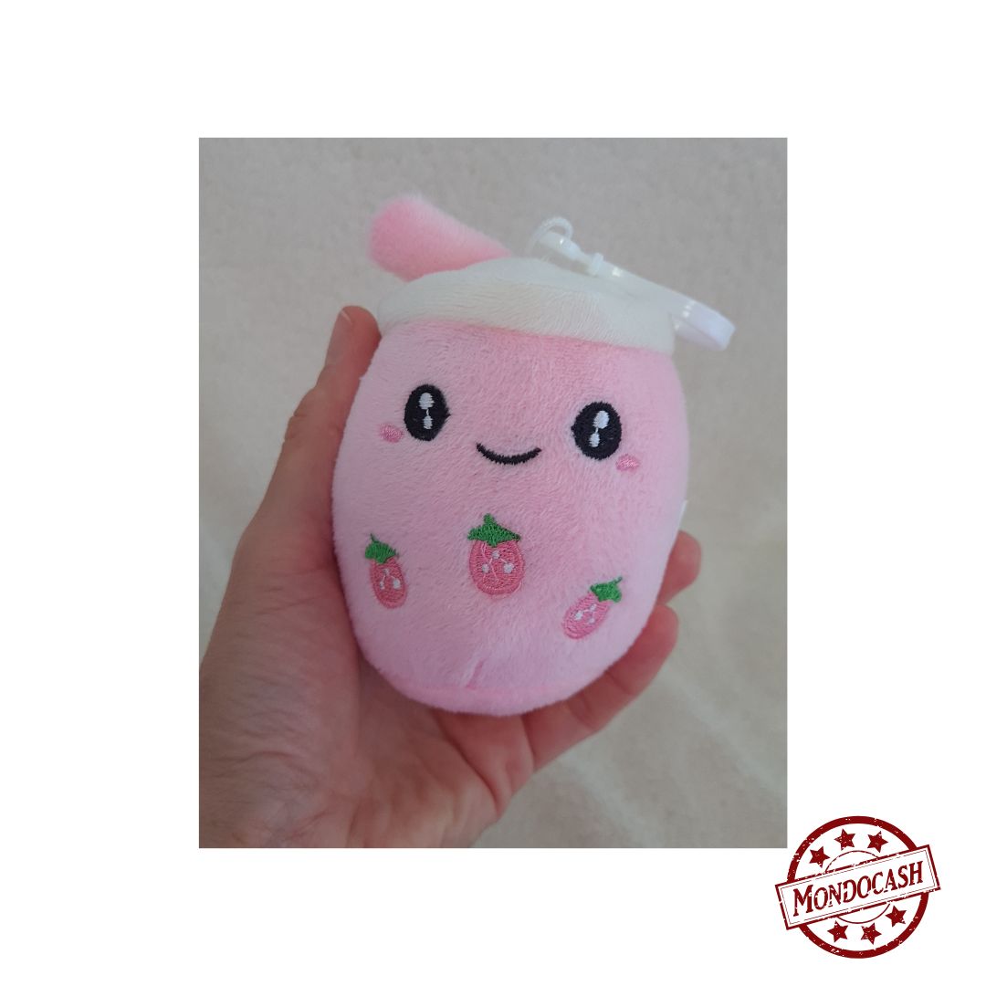 Peluche bubble tea kawaï avec un porte clé en plastique, de couleurs, rose clair, rose bonbon, violet clair et crème. Sur chaque bubble tea il y a une broderie de fruit sur une face