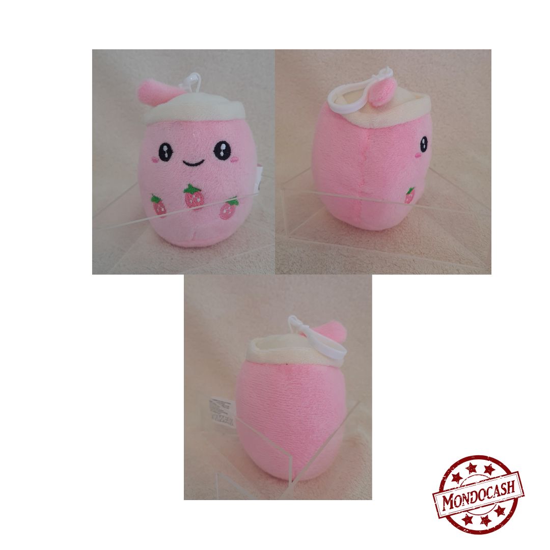 Peluche bubble tea kawaï avec un porte clé en plastique, de couleurs, rose clair, rose bonbon, violet clair et crème. Sur chaque bubble tea il y a une broderie de fruit sur une face