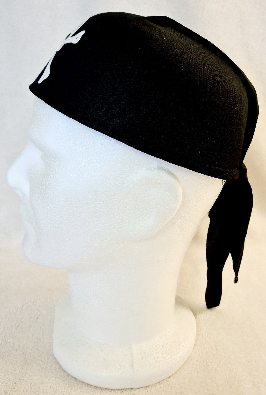 Chapeau turban. Chapeau de bandana plissé à trois fleurs pour femmes Chapeau turban. Chapeau de bandana plissé à trois fleurs pour femmes